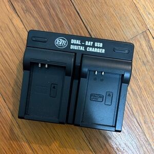 BM Dual-Bay USB Digital Charger - Black